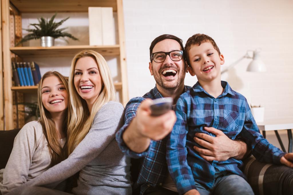 Familia assistindo tv